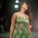 Sonalee Kulkarni Instagram – It was a cool winter evening on the streets of #pune 🌿

#sonaleekulkarni #marathimulgi #green #street #streetlight #photography #portraitphotography #winter Skol Kitchen & Bar