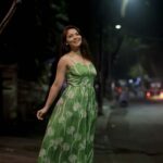 Sonalee Kulkarni Instagram – It was a cool winter evening on the streets of #pune 🌿

#sonaleekulkarni #marathimulgi #green #street #streetlight #photography #portraitphotography #winter Skol Kitchen & Bar