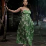 Sonalee Kulkarni Instagram – It was a cool winter evening on the streets of #pune 🌿

#sonaleekulkarni #marathimulgi #green #street #streetlight #photography #portraitphotography #winter Skol Kitchen & Bar