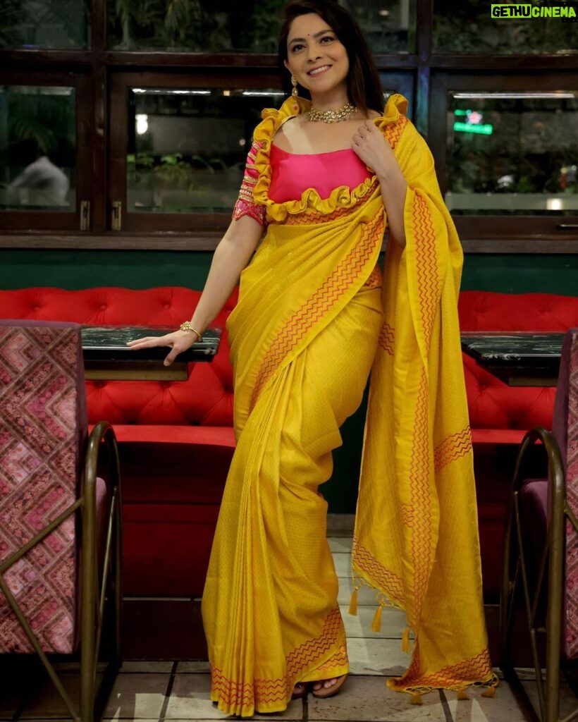 Sonalee Kulkarni Instagram - Tasta X Tararani 🚩 #sonaleekulkarni #chatrapatitararani #promotions #sakal #swasthyam #yellow #pink #sari #saree #marathimulgi #pune Pune, Maharashtra
