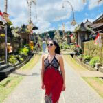 Sonalee Kulkarni Instagram – No, I don’t have pictures at the gates of heaven in #bali 

But here is carousel from some of the most beautiful spots. To know which ones, watch my travelogue 
OUT on my @youtube channel 🔗 LINK IN BIO 

#sonaleekulkarni #indonesia #bali #ubud 
#travelblogger #travelseries #youtube Penglipuran Traditional Village