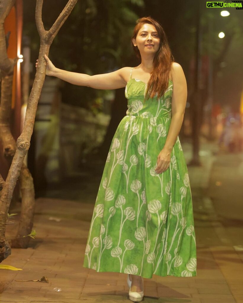 Sonalee Kulkarni Instagram - It was a beautiful warm evening 🌿 #sonaleekulkarni #marathimulgi #warm #portraits #warmlight #green #yellow Pune, Maharashtra