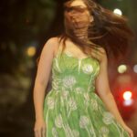 Sonalee Kulkarni Instagram - It was a beautiful warm evening 🌿 #sonaleekulkarni #marathimulgi #warm #portraits #warmlight #green #yellow Pune, Maharashtra