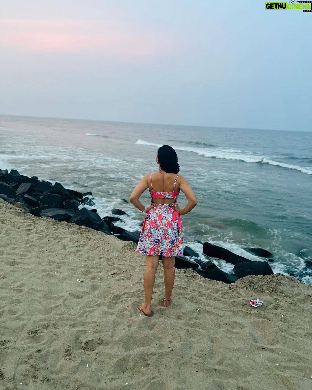 Sonalee Kulkarni Instagram - Forever that girl who gets really excited when the sky is in pretty colours! #sonaleekulkarni #marathimulgi #skylover #justagirl #colour #color #colourful #pink #orange #purple #blue Somewhere Under the Sky