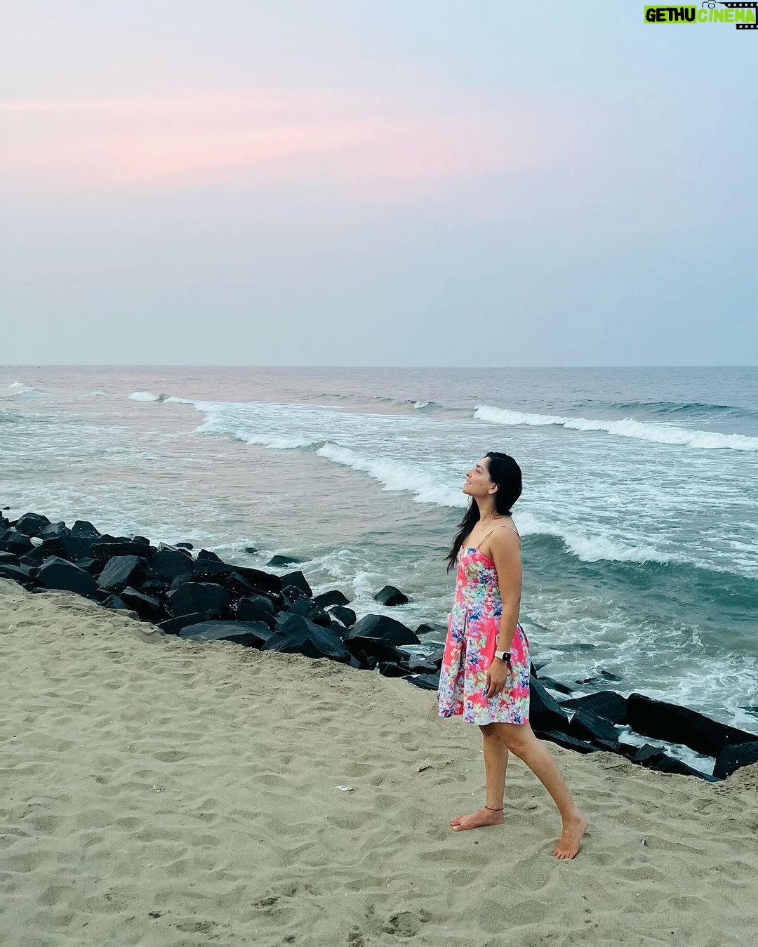 Sonalee Kulkarni Instagram - Forever that girl who gets really excited when the sky is in pretty colours! #sonaleekulkarni #marathimulgi #skylover #justagirl #colour #color #colourful #pink #orange #purple #blue Somewhere Under the Sky