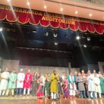 Sonalee Kulkarni Instagram – #संगीतदेवबाभळी 🌿

“अद्भूत, अलौकिक आणि अविस्मरणीय …”

काल “कार्तिकी एकादशी” च्या पूर्वसंध्येला ही विलक्षण कलाकृती अनुभवता आली .

इंद्रायणी काठी खूप साऱ्या भावना खळबळून आल्या, 
आता २४ तासांनंतरही, अजूनही, तीची अनुभुती जाणवते आहे.
खरं सांगू तर त्या भावनांचा कल्लोळ योग्य त्या शंब्दांमध्ये मांडता येईल असं वाटंत नाही…
त्यामुळे थोडक्यात पण एवढंच म्हणेन, 
की आस्तिकतेच्या- नास्तिकतेच्या शोधातील ही कलाकृती, 
लिखाण, दिग्दर्शन, संगीत, सादरीकरण, अभिनय, गायन….

सगळंच खूप “दैवी” आहे …! 🙏🏻

आणि एकच सवाल, आवलीची जखम कायमची का भरली ? 

#transcendental #sangeetdevbabhali  #devbabhali #देवबाभळी #500 #निरोपाचा_क्षण #निरोपाची_वेळ 
#sonaleekulkarni #marathimulgi Shanmukhananda Hall, Sion , Mumbai
