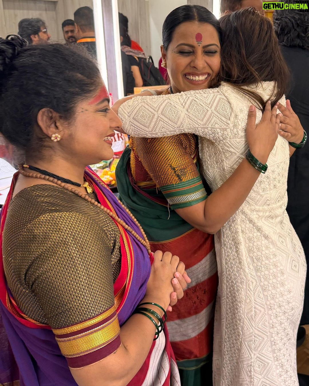 Sonalee Kulkarni Instagram - #संगीतदेवबाभळी 🌿 “अद्भूत, अलौकिक आणि अविस्मरणीय …” काल “कार्तिकी एकादशी” च्या पूर्वसंध्येला ही विलक्षण कलाकृती अनुभवता आली . इंद्रायणी काठी खूप साऱ्या भावना खळबळून आल्या, आता २४ तासांनंतरही, अजूनही, तीची अनुभुती जाणवते आहे. खरं सांगू तर त्या भावनांचा कल्लोळ योग्य त्या शंब्दांमध्ये मांडता येईल असं वाटंत नाही… त्यामुळे थोडक्यात पण एवढंच म्हणेन, की आस्तिकतेच्या- नास्तिकतेच्या शोधातील ही कलाकृती, लिखाण, दिग्दर्शन, संगीत, सादरीकरण, अभिनय, गायन…. सगळंच खूप “दैवी” आहे …! 🙏🏻 आणि एकच सवाल, आवलीची जखम कायमची का भरली ? #transcendental #sangeetdevbabhali #devbabhali #देवबाभळी #500 #निरोपाचा_क्षण #निरोपाची_वेळ #sonaleekulkarni #marathimulgi Shanmukhananda Hall, Sion , Mumbai