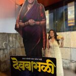 Sonalee Kulkarni Instagram – #संगीतदेवबाभळी 🌿

“अद्भूत, अलौकिक आणि अविस्मरणीय …”

काल “कार्तिकी एकादशी” च्या पूर्वसंध्येला ही विलक्षण कलाकृती अनुभवता आली .

इंद्रायणी काठी खूप साऱ्या भावना खळबळून आल्या, 
आता २४ तासांनंतरही, अजूनही, तीची अनुभुती जाणवते आहे.
खरं सांगू तर त्या भावनांचा कल्लोळ योग्य त्या शंब्दांमध्ये मांडता येईल असं वाटंत नाही…
त्यामुळे थोडक्यात पण एवढंच म्हणेन, 
की आस्तिकतेच्या- नास्तिकतेच्या शोधातील ही कलाकृती, 
लिखाण, दिग्दर्शन, संगीत, सादरीकरण, अभिनय, गायन….

सगळंच खूप “दैवी” आहे …! 🙏🏻

आणि एकच सवाल, आवलीची जखम कायमची का भरली ? 

#transcendental #sangeetdevbabhali  #devbabhali #देवबाभळी #500 #निरोपाचा_क्षण #निरोपाची_वेळ 
#sonaleekulkarni #marathimulgi Shanmukhananda Hall, Sion , Mumbai