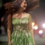Sonalee Kulkarni Instagram – It was a cool winter evening on the streets of #pune 🌿

#sonaleekulkarni #marathimulgi #green #street #streetlight #photography #portraitphotography #winter Skol Kitchen & Bar