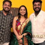 Sonalee Kulkarni Instagram – @instagram ? @facebook ? @youtube ? 

तुम्ही कोणत्या समाज माध्यमाचा सगळ्यात जास्त वापर करता ? 

What do you consume them for ? 
Which is your favourite ?
And do you agree with our thoughts? 

“A-Z of #socialmedia – ते कसं grow करावं, आणि बरंच काही”

In New episode of “तरूण महाराष्ट्र” with @amuktamuk 🚩

OUT NOW on my #youtube channel 🔗 LINK IN BIO 

#sonaleekulkarni #omkarjadhav #shardulkadam #amuktamuk #marathi #marathipodcast #marathimulgi आपलं पुणे