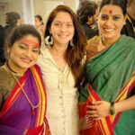 Sonalee Kulkarni Instagram - #संगीतदेवबाभळी 🌿 “अद्भूत, अलौकिक आणि अविस्मरणीय …” काल “कार्तिकी एकादशी” च्या पूर्वसंध्येला ही विलक्षण कलाकृती अनुभवता आली . इंद्रायणी काठी खूप साऱ्या भावना खळबळून आल्या, आता २४ तासांनंतरही, अजूनही, तीची अनुभुती जाणवते आहे. खरं सांगू तर त्या भावनांचा कल्लोळ योग्य त्या शंब्दांमध्ये मांडता येईल असं वाटंत नाही… त्यामुळे थोडक्यात पण एवढंच म्हणेन, की आस्तिकतेच्या- नास्तिकतेच्या शोधातील ही कलाकृती, लिखाण, दिग्दर्शन, संगीत, सादरीकरण, अभिनय, गायन…. सगळंच खूप “दैवी” आहे …! 🙏🏻 आणि एकच सवाल, आवलीची जखम कायमची का भरली ? #transcendental #sangeetdevbabhali #devbabhali #देवबाभळी #500 #निरोपाचा_क्षण #निरोपाची_वेळ #sonaleekulkarni #marathimulgi Shanmukhananda Hall, Sion , Mumbai