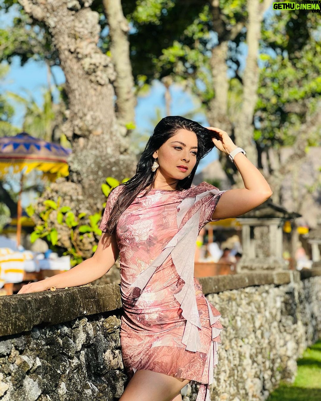 Sonalee Kulkarni Instagram - 🍂 Bali में बाली मैं 🍂 Outfit @aciddresses Styled @sshorewala @acidfashionhouse #sonaleekulkarni #marathimulgi #traveller #indonesia #bali #seminyak #beachresort #portrait #portraitphotography #instagood The Oberoi Beach Resort, Bali