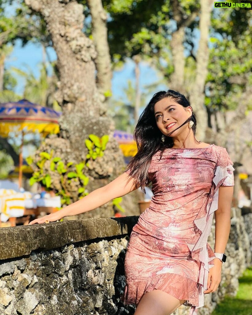 Sonalee Kulkarni Instagram - 🍂 Bali में बाली मैं 🍂 Outfit @aciddresses Styled @sshorewala @acidfashionhouse #sonaleekulkarni #marathimulgi #traveller #indonesia #bali #seminyak #beachresort #portrait #portraitphotography #instagood The Oberoi Beach Resort, Bali
