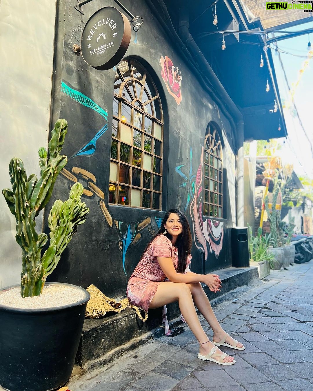 Sonalee Kulkarni Instagram - 🍂 Bali में बाली मैं 🍂 Outfit @aciddresses Styled @sshorewala @acidfashionhouse #sonaleekulkarni #marathimulgi #traveller #indonesia #bali #seminyak #beachresort #portrait #portraitphotography #instagood The Oberoi Beach Resort, Bali