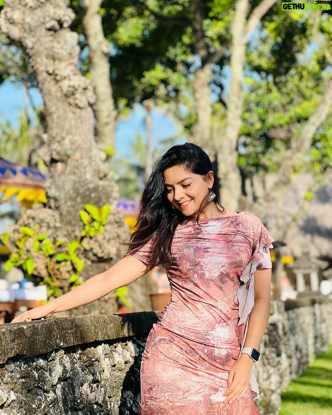 Sonalee Kulkarni Instagram - 🍂 Bali में बाली मैं 🍂 Outfit @aciddresses Styled @sshorewala @acidfashionhouse #sonaleekulkarni #marathimulgi #traveller #indonesia #bali #seminyak #beachresort #portrait #portraitphotography #instagood The Oberoi Beach Resort, Bali