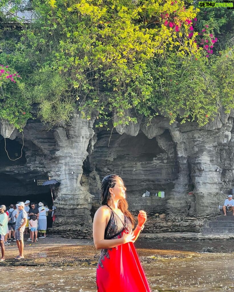 Sonalee Kulkarni Instagram - My new travelogue is on #balinesehinduism and #hindu temples of #bali 🙏🏻 Do you recognise any temples ? WATCH new Episode 🔗 LINK IN BIO don’t forget to subscribe! #sonaleekulkarni #marathimulgi #indonesia #bali #hindu #island #goagajah #saraswati #besakih #tanahlot #temples #balinese Ubud, Bali, Indonesia