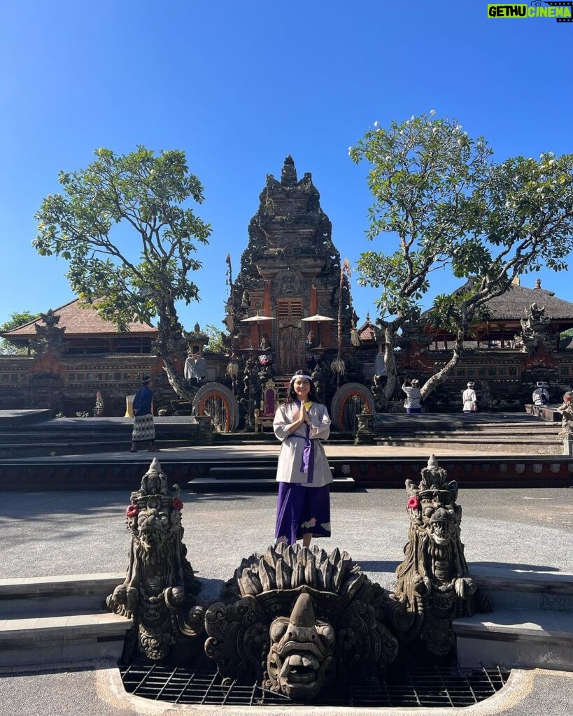 Sonalee Kulkarni Instagram - My new travelogue is on #balinesehinduism and #hindu temples of #bali 🙏🏻 Do you recognise any temples ? WATCH new Episode 🔗 LINK IN BIO don’t forget to subscribe! #sonaleekulkarni #marathimulgi #indonesia #bali #hindu #island #goagajah #saraswati #besakih #tanahlot #temples #balinese Ubud, Bali, Indonesia
