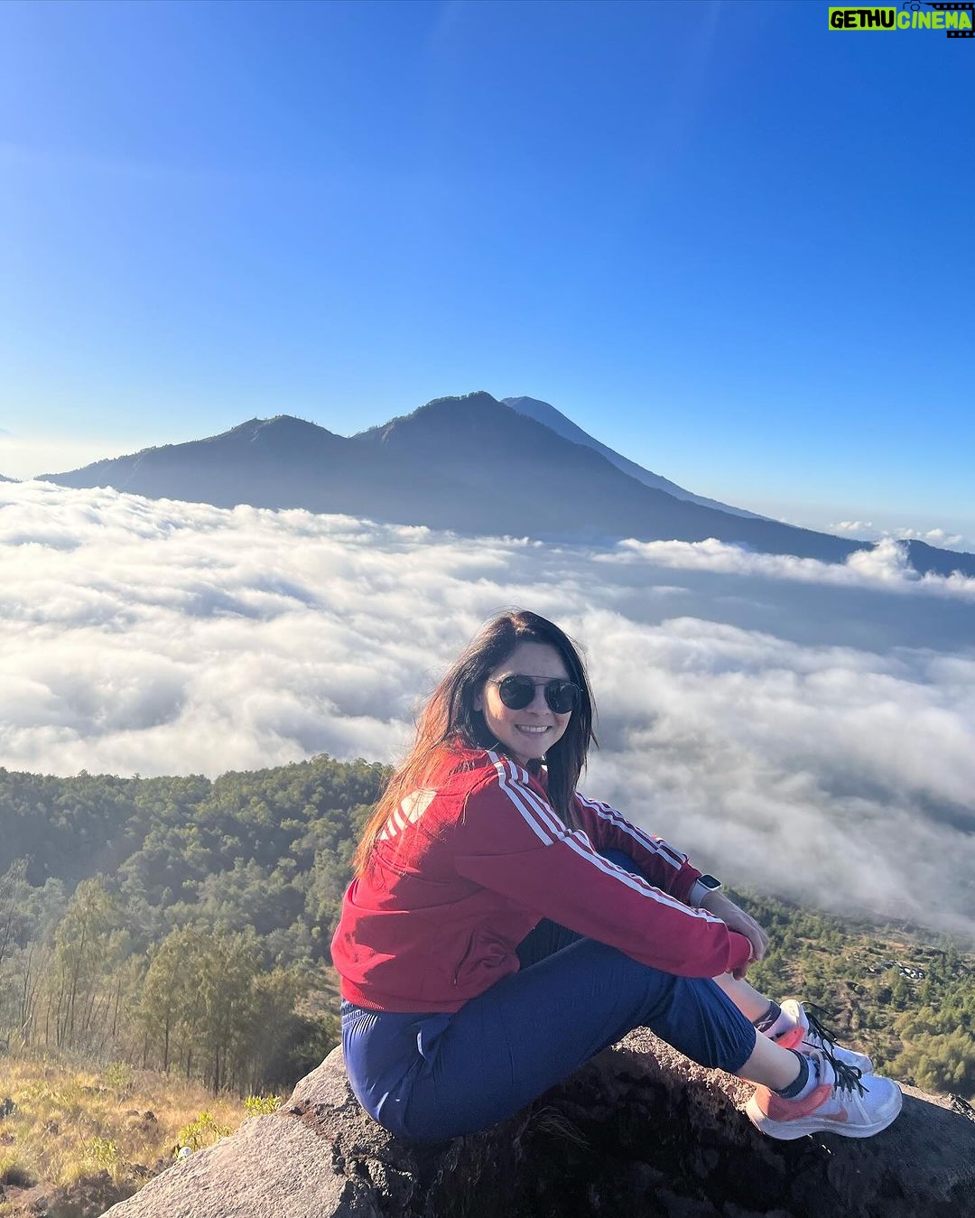 Sonalee Kulkarni Instagram - After sunrise …. Catch the adventure of this beautiful sunrise trek with me on my new episode of #travelogue 🔗 LINK IN BIO #sonaleekulkarni #marathimulgi #travelblogger Top of Mt. Batur, Bali