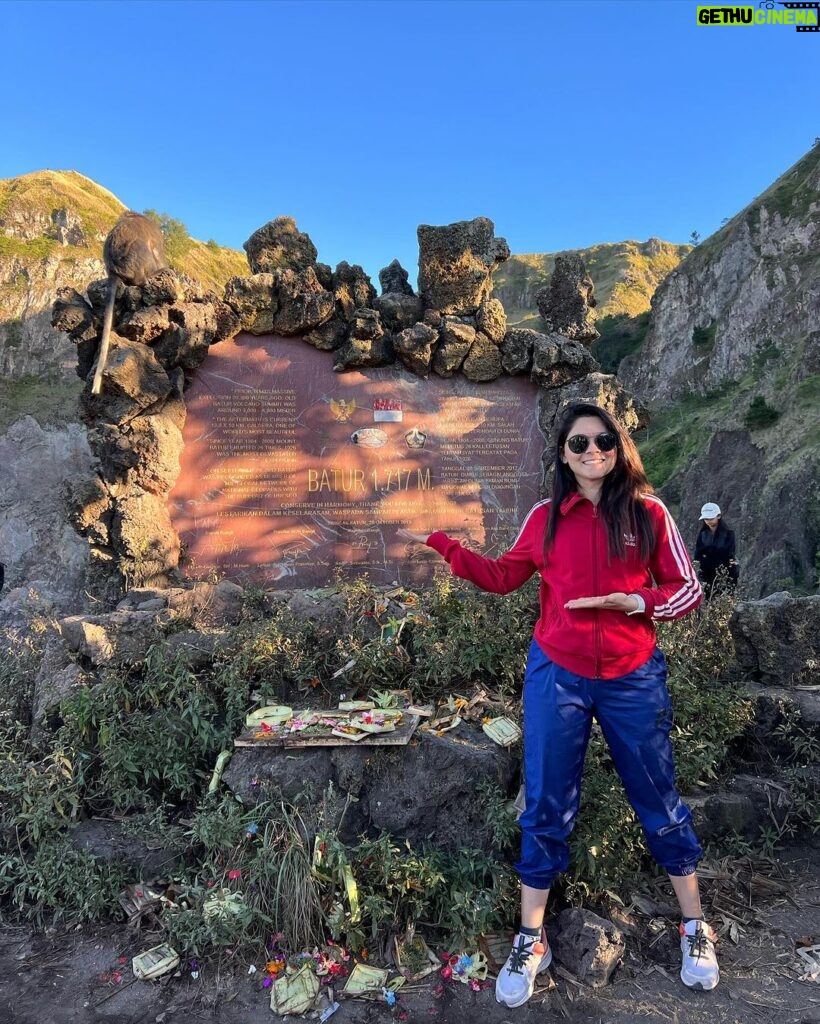 Sonalee Kulkarni Instagram - After sunrise …. Catch the adventure of this beautiful sunrise trek with me on my new episode of #travelogue 🔗 LINK IN BIO #sonaleekulkarni #marathimulgi #travelblogger Top of Mt. Batur, Bali