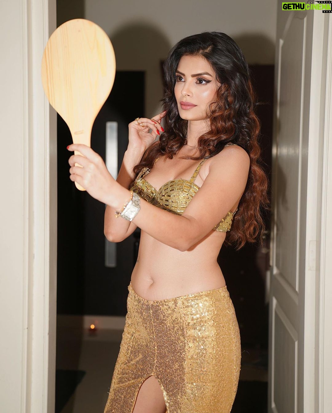 Sonali Raut Instagram - Diwali celebration!!!! Photography @chiliverishiva Outfit n Styling @rehanshahdesigns . . . #diwali #love #happydiwali #sonaliraut