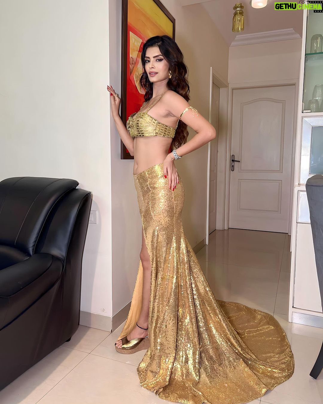Sonali Raut Instagram - Diwali celebration!!!! Photography @chiliverishiva Outfit n Styling @rehanshahdesigns . . . #diwali #love #happydiwali #sonaliraut