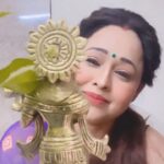 Sonalika Joshi Instagram – My love for KRISHNA ☺️🙏🏻🙏🏻🙏🏻💕.
#krishnalove #krishna #bhagvadgita #updesh #sanskar #divine #devotion #devotional #spiritual #spirituality #spiritualawakening .