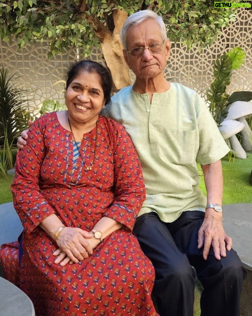 Sonalika Joshi Instagram - माझे आईबाबा आणि त्यांचा ५३ वर्षाचा एकत्र प्रवास 💃🤗,हा प्रवास असाच सुरू राहवा ही ईश्वर चरणी प्रार्थना🙏🏻🙏🏻🙏🏻.Happy marriage Anniversary Aai baba🥰🥰🎂💐🙏🏻🍨💕🤗