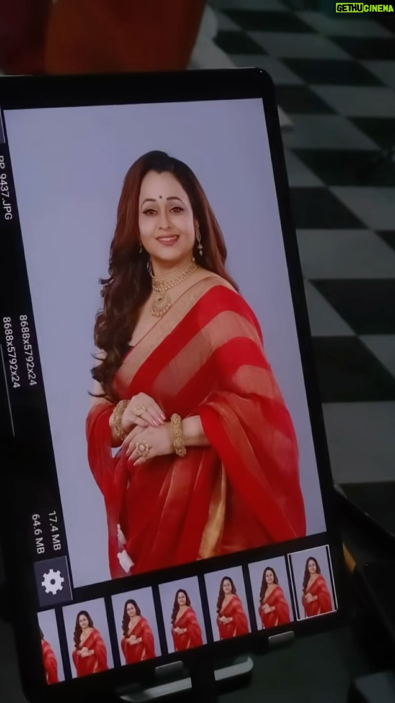 Sonalika Joshi Instagram - Just lived it &just loved it๐.#saree #sareelove #sareefashion #sareeindia #sareecollection #jewellery #goldjewellery #goldjewelry #jewellerydesign #photoshoot #posters #look