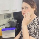 Sonalika Joshi Instagram - जब मेड की छुट्टी होती हैं 😜…😃 #following #trend #trendingreels #trendalert #trendy #reelsvideo #instareels #reelsinstagram 💕#elegance #beautiful #wow #compliment #home #homemade #cooking #kitchen