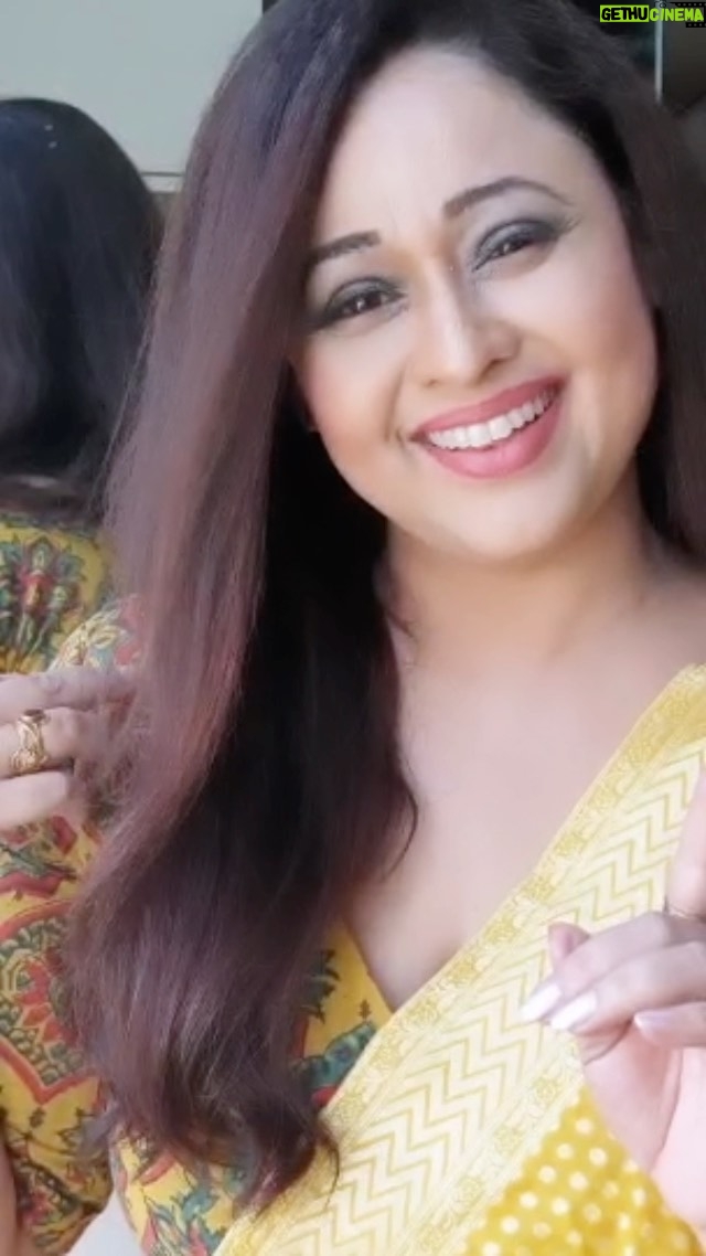 Sonalika Joshi Instagram - जानती हैं वो यही कहेंगे…☺️. What a lovely song “singaar ko rehne do”!! Beautifully sung by Shreya Ghoshal&wriitten by The Great Guljar ji .salute to them .salute to whole team who created. #singaarkorehnedo #guljar #shreyagoshal #romanticsongs #reelsinstagram #instagram .