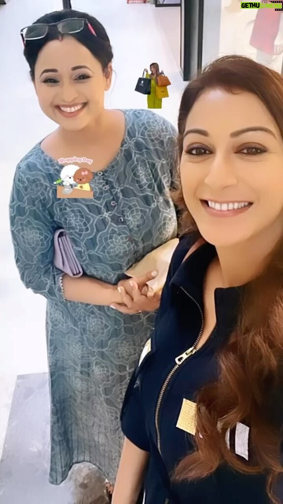 Sonalika Joshi Instagram - A sweet friendship refreshes the soul 🤗. #goodevening #goodvibesonly #friendshipquotes #freinds #timepass #timemanagement #shopping #mall .