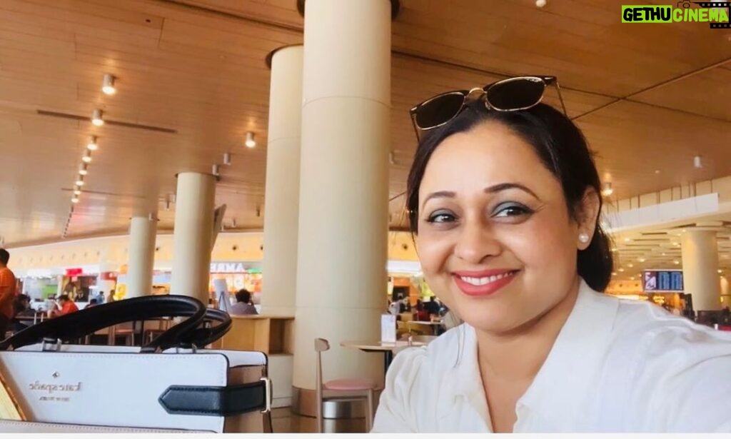 Sonalika Joshi Instagram - Airport vibes ☺️💃🛫..