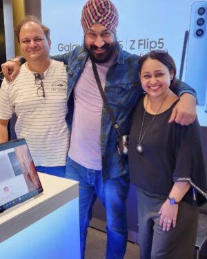 Sonalika Joshi Instagram - Surprise &sudden met to this energetic person Guru (Humare Sodhi bhai )😃🤗.Full of energy ,Full of laughter .God bless you Guru. @sodhi_gcs #friends #coartist .