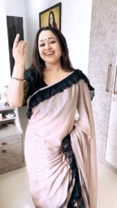 Sonalika Joshi Instagram - One of my favourite song 💕🤗.loved to perform💃😃on this track . #instagram #instareels #instagramreels #bollywood #bollywoodsongs #eveningvibes #moodygrams #instamood #performer #dance #expression #expressions . @mahesh_bokade