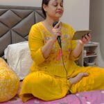 Sonalika Joshi Instagram - Very difficult to match with karaoke. Sorry guys but can not resist to sing😃 &could not resist to post it 😜. #goodmorning #karaoke #singing #singingpassion #oldsongs #kishorekumar #filmysonglover #film #khamoshi.