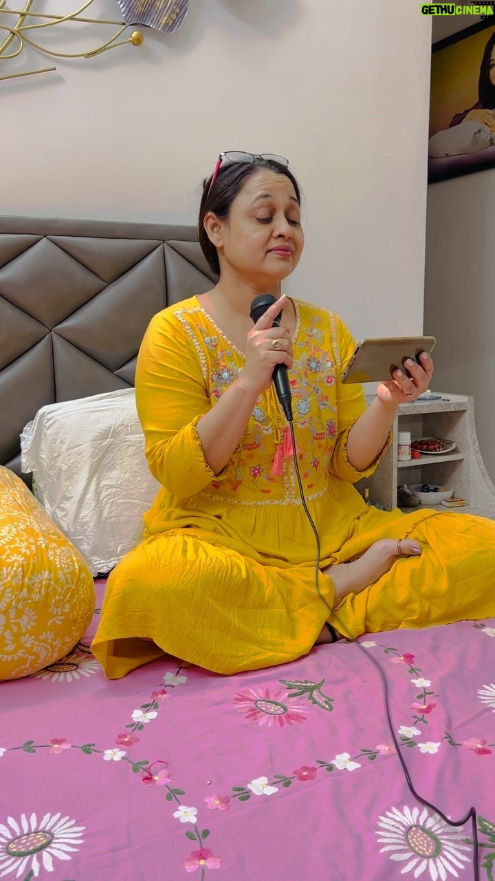 Sonalika Joshi Instagram - Very difficult to match with karaoke. Sorry guys but can not resist to sing๐ &could not resist to post it ๐. #goodmorning #karaoke #singing #singingpassion #oldsongs #kishorekumar #filmysonglover #film #khamoshi.