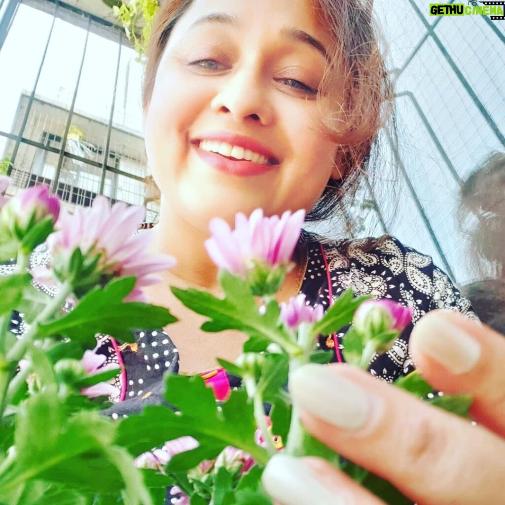 Sonalika Joshi Instagram - Unconditional love between us 🤗💕🤗🪴🌿🌴☘️🍀🌳🌺🌸🌼🌼🌻. #goodevening #instapost#instadaily #plants#plantsmakepeoplehappy #plantsofinstagram #lovenature #flowers #unconditionallove #naturelovers