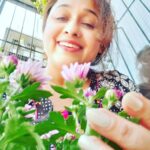 Sonalika Joshi Instagram - Unconditional love between us 🤗💕🤗🪴🌿🌴☘️🍀🌳🌺🌸🌼🌼🌻. #goodevening #instapost#instadaily #plants#plantsmakepeoplehappy #plantsofinstagram #lovenature #flowers #unconditionallove #naturelovers
