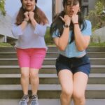 Sonalika Joshi Instagram - मुझे हमेशा डांस करते वक्त नेक्स्ट STEPS की चिंता रहती हैं बट दिस टाइम स्टेयरकेस के STEPS की चिंता मेरे चेहरे पे 🙈🤣.End mein meri khushi dekhne layak hain 🤣.Dancers logo mujhe maaf karo 🙈. @navinawadekar_ she is so good at it.🥰
