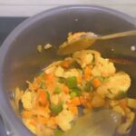 Sonalika Joshi Instagram - Aaj ka menu 😃💃by me .I love to cook .Though our Meentai is expert cook but whenever i m at home i try to make some different style of recipes. So today tried smthing hotel style veg kurma.By the hamare meenatai ka aap sabko Namste😃🙏🏻.#recipe #restaurant #cook #cookingtime #cooking #chef #menu .