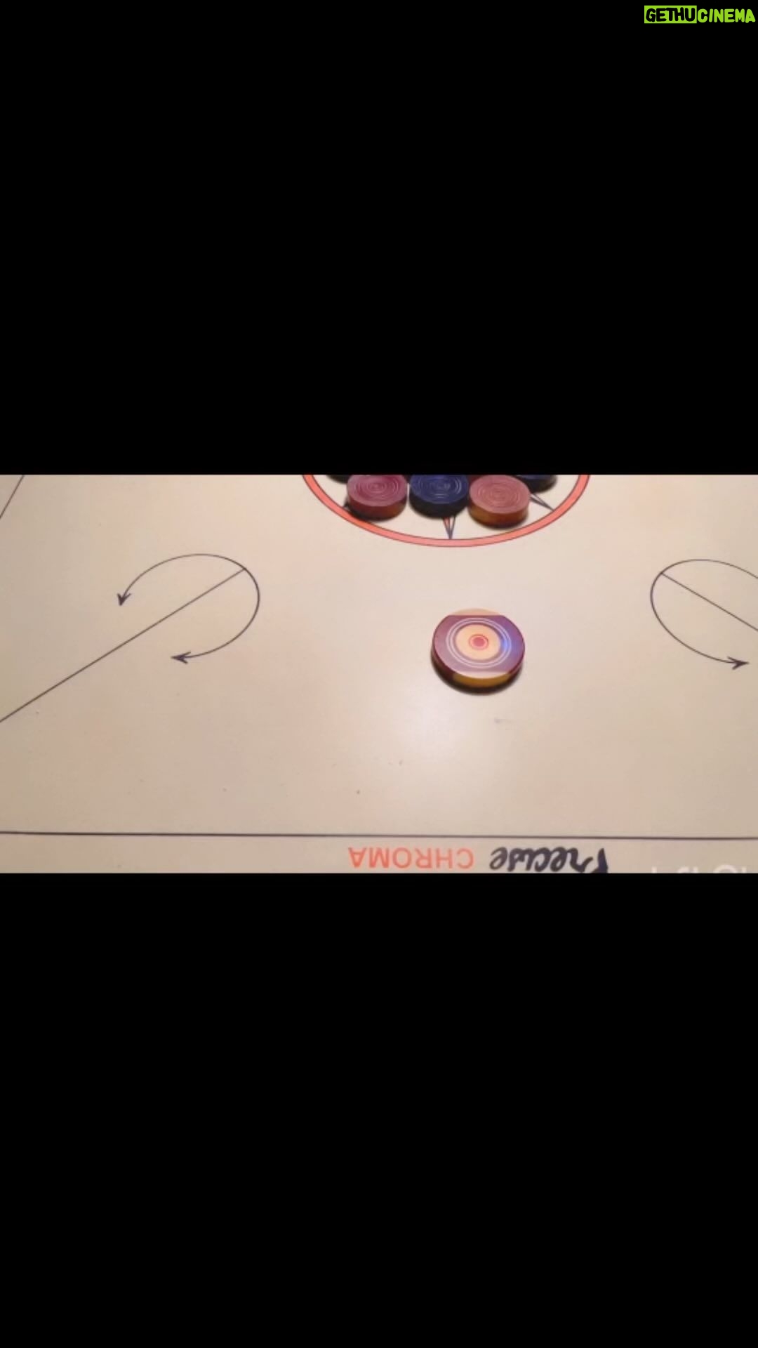 Sonalika Joshi Instagram - Father Daughter MATCH💃.Guess kaun jeeta hoga !!??😃.#carromboard #sports #sporting #carrom #play #game .