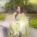 Sonalika Joshi Instagram - Ishq ishq💕. #goodmorning #goodvibes #lovequotes #ishq #pyaar #sareelovers #romancebooks . @mahesh_bokade 💄🎥.