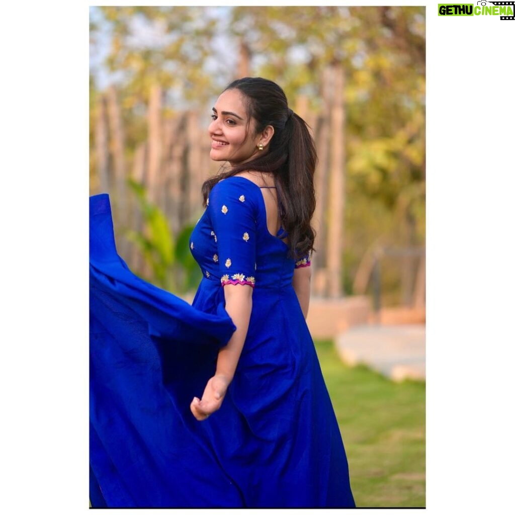 Sonia Singh Instagram - 💙💙💙💖💙💙💙 . @elegant_threads_by_salma . 🖼️ @soniya_singh31 💖 . 📸 @rollingcaptures . #elegantthreads#salmaazad#newcollection#longdress#bluedress#handwork#worldwideshipping
