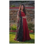 Sonia Singh Instagram - ❤️❤️🖤❤️❤️🖤❤️❤️ . @elegant_threads_by_salma . 🖼️ @soniya_singh31 ❤️ . 📸 @rollingcaptures . #elegantthreads#salmaazad#anarkali#blackandred#blackandreddress#worldwideshipping