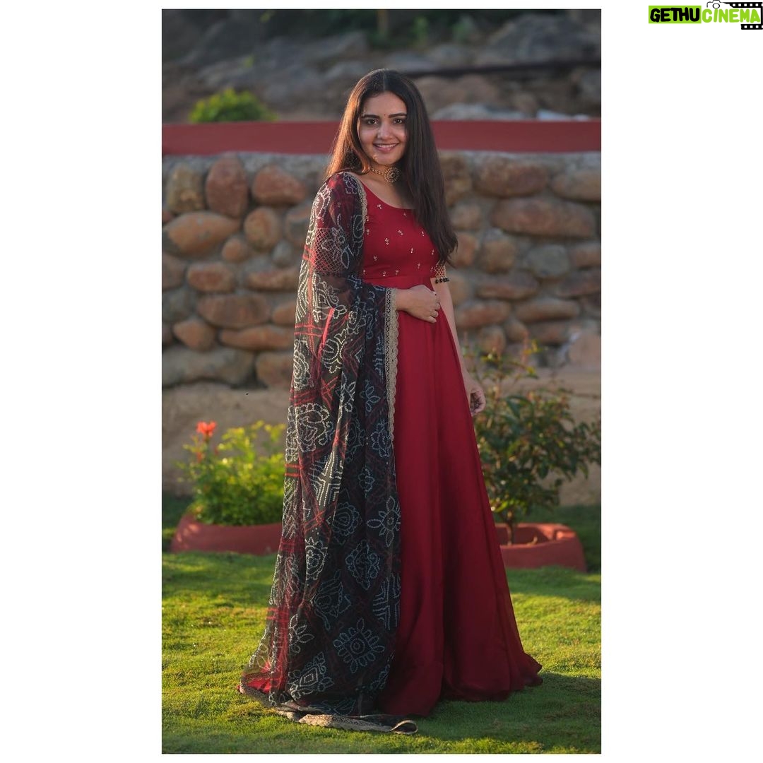 Sonia Singh Instagram - ❤️❤️🖤❤️❤️🖤❤️❤️ . @elegant_threads_by_salma . 🖼️ @soniya_singh31 ❤️ . 📸 @rollingcaptures . #elegantthreads#salmaazad#anarkali#blackandred#blackandreddress#worldwideshipping