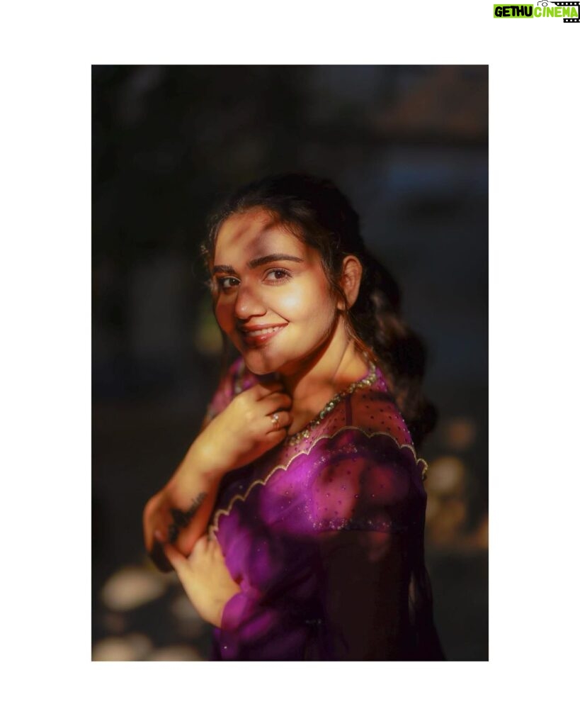 Sonia Singh Instagram - Lights and shadows 👗 @elegant_threads_by_salma 📸 @busyshutterbugs Mua @poorna_mua_aesthetic