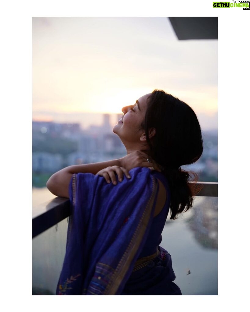 Sonia Singh Instagram - Sunsets ❤️ Which one's your fav? Photography: @_surya_teja_9 Saree courtesy: @linenworldonline
