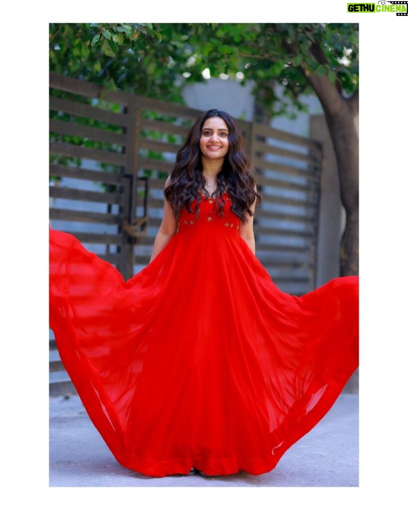 Sonia Singh Instagram - 🌶️ Wearing: @elegant_threads_by_salma ❤️ Makeup : @poorna_mua_aesthetic Clickzz: @busyshutterbugs