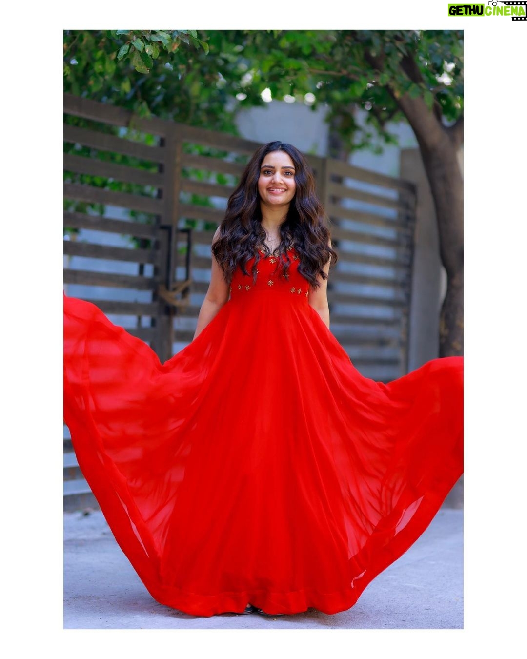 Sonia Singh - 66.7K Likes - 🌶️
Wearing: @elegant_threads_by_salma ❤️
Makeup : @poorna_mua_aesthetic
Clickzz: @busyshutterbugs