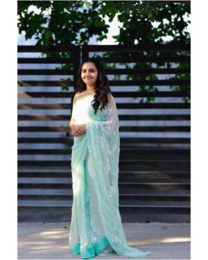 Sonia Singh Instagram - There is a beauty in simplicity 💕
.
.
.
.
.
.
.
Wearing: @elegant_threads_by_salma 💕
Mua: @poorna_mua_aesthetic 
📸: @busyshutterbugs